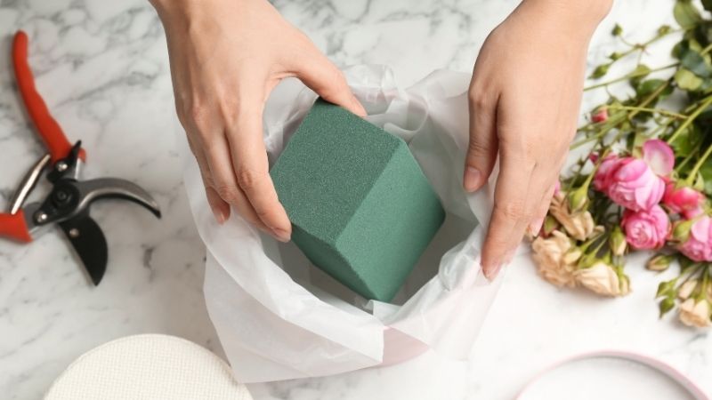 Phụ kiện không thể thiếu gồm xốp cắm hoa, ghim cố định, dây kẽm nhỏ và kéo tỉa Phụ kiện không thể thiếu gồm xốp cắm hoa, ghim cố định, dây kẽm nhỏ và kéo tỉa