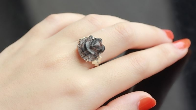 Đeo nhẫn sao cho mặt hồ ly hướng ra ngoài