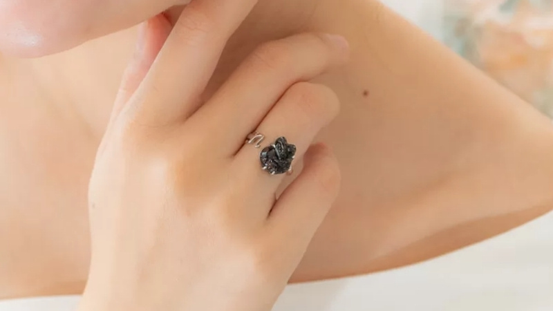 Hình ảnh đeo nhẫn hồ ly 3