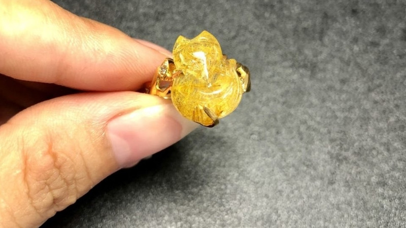 Nhẫn hồ ly màu vàng cho người mệnh Thổ