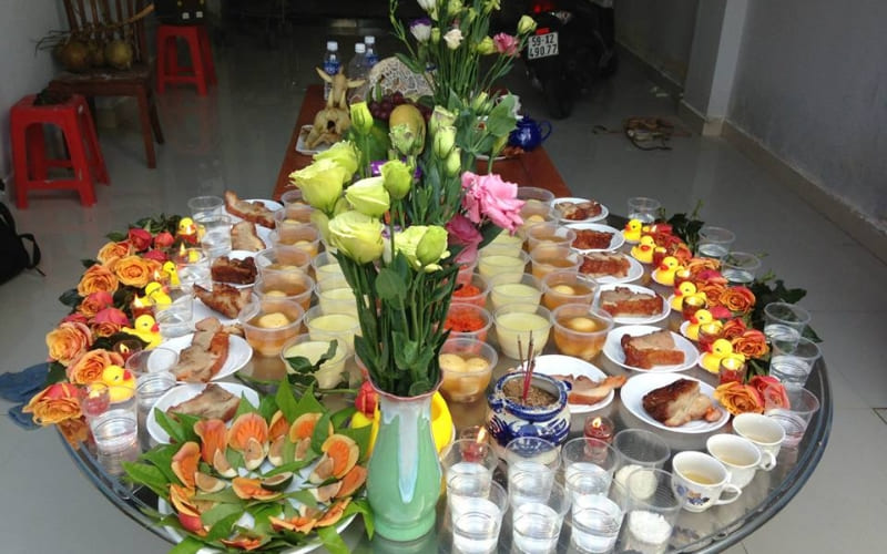Mâm cúng nên bày gọn gàng, hợp hướng.