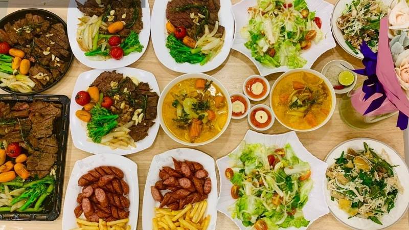 Gỏi tôm thịt, gà hấp hành và cá hấp xì dầu,... là những món sang nhưng vẫn tiết kiệm