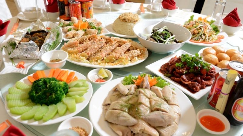 Ưu tiên món dễ ăn, cân bằng dinh dưỡng, hợp ngân sách và phù hợp khẩu vị khách mờiƯu tiên món dễ ăn, cân bằng dinh dưỡng, hợp ngân sách và phù hợp khẩu vị khách mời