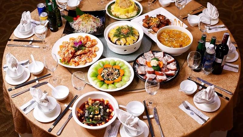 Món khai vị nhẹ nhàng, món chính đa dạng thịt, hải sản và tráng miệng thanh mát