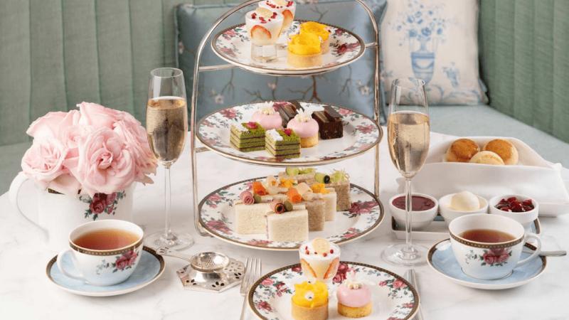 Sắp xếp món bánh lên kệ