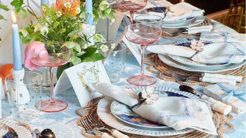 Thêm hoa tươi và phụ kiện trang trí