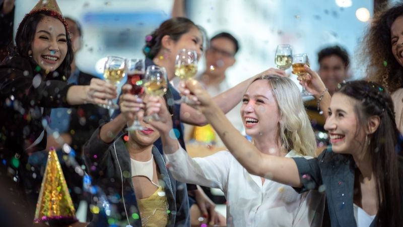 Tiệc chia tay là dịp để tri ân, chia sẻ kỷ niệm và gửi lời chúc tốt đẹp Tiệc chia tay là dịp để tri ân, chia sẻ kỷ niệm và gửi lời chúc tốt đẹp