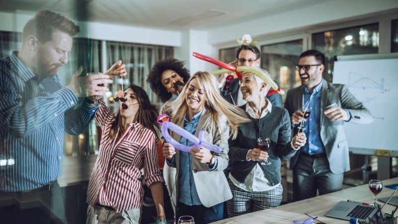 Xây dựng kịch bản đơn giản gồm chào mở đầu, chia sẻ kỷ niệm, tặng quà và chụp hình Xây dựng kịch bản đơn giản gồm chào mở đầu, chia sẻ kỷ niệm, tặng quà và chụp hình