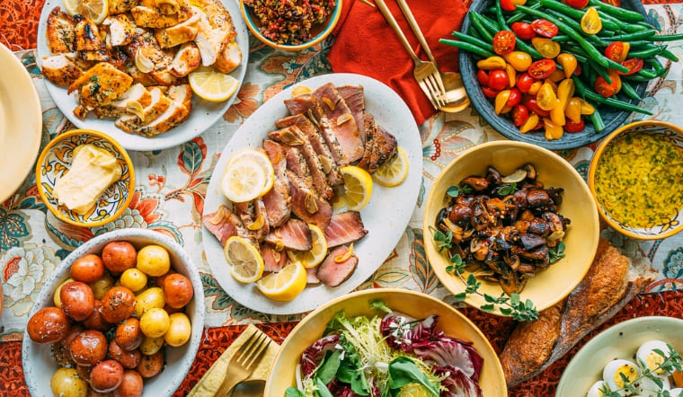 Tiệc Potluck là gì? 5 quy tắc vàng & gợi ý thực đơn mang đi góp tiệc