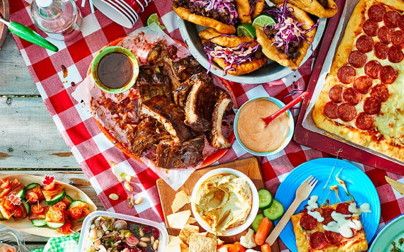 Tiệc Potluck là hình thức mọi người cùng chia sẻ món ăn. Tiệc Potluck là hình thức mọi người cùng chia sẻ món ăn.