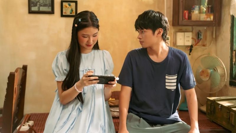 Hình ảnh đối lập giữa vẻ đẹp cổ kính của ngõ nhỏ Hà Nội với không gian công nghệ hiện đại Hình ảnh đối lập giữa vẻ đẹp cổ kính của ngõ nhỏ Hà Nội với không gian công nghệ hiện đại