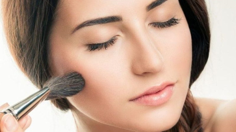 Dùng cọ lông thưa đánh phấn phủ Dùng cọ lông thưa đánh phấn phủ