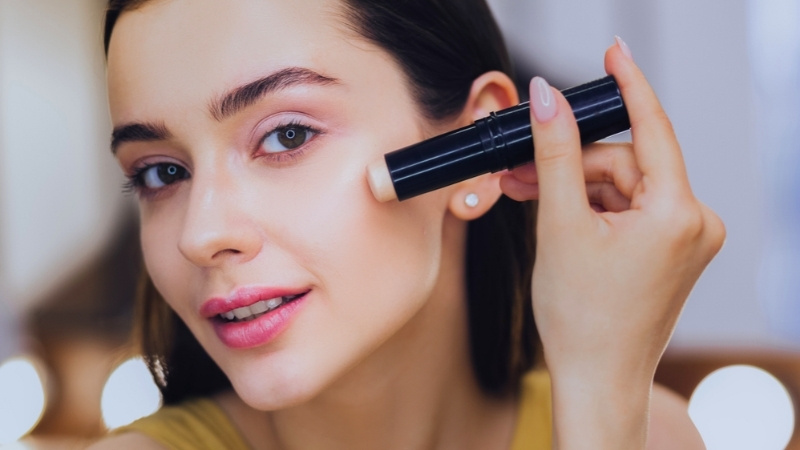 Dùng kem che khuyết điểm Dùng kem che khuyết điểm