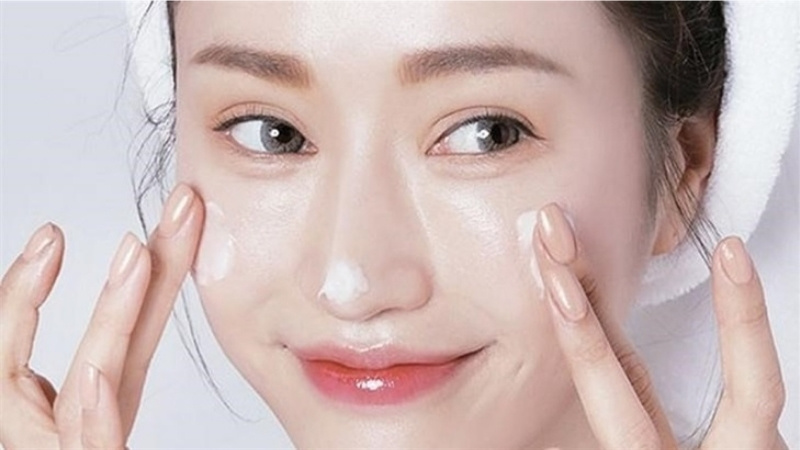 Sử dụng kem nền dạng lỏng Sử dụng kem nền dạng lỏng