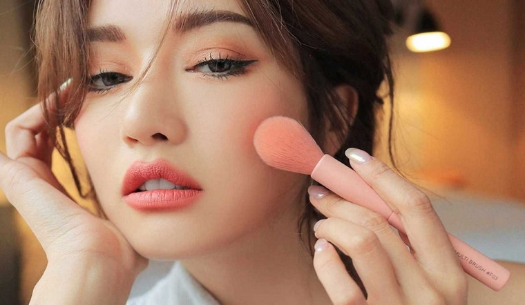 Cách trang điểm mùa đông không bị mốc: Bí quyết da căng mướt