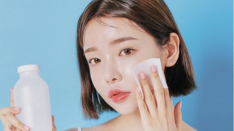 Dùng toner dưỡng ẩm chuyên sâu Dùng toner dưỡng ẩm chuyên sâu