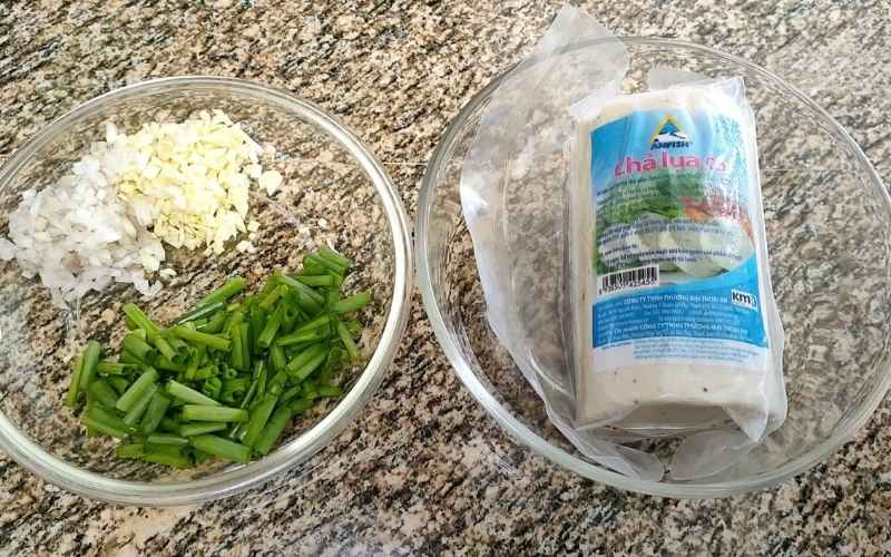 Chuẩn bị đầy đủ nguyên liệu làm giò lụa rim mắm Chuẩn bị đầy đủ nguyên liệu làm giò lụa rim mắm