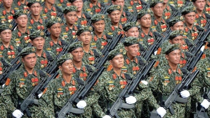 Bộ đội trong hoạt động bảo vệ lãnh thổ, hình ảnh mạnh mẽ.