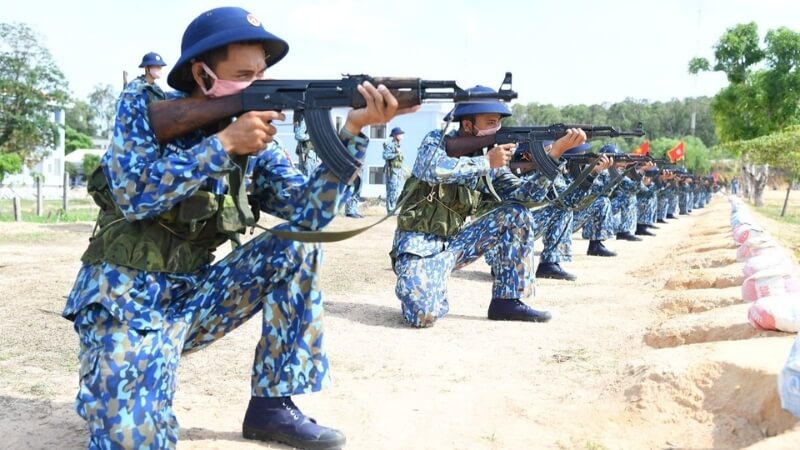 Người lính luyện tập trong điều kiện khắc nghiệt.