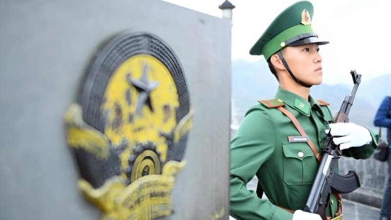 Chiến sĩ Việt Nam trong cử chỉ quyết tâm.