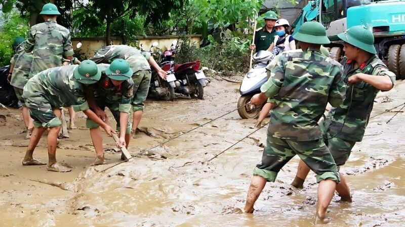 Người lính đồng hành cùng dân vượt khó trong thiên tai.