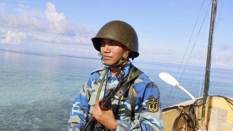 Người lính kiểm tra thiết bị phòng thủ.