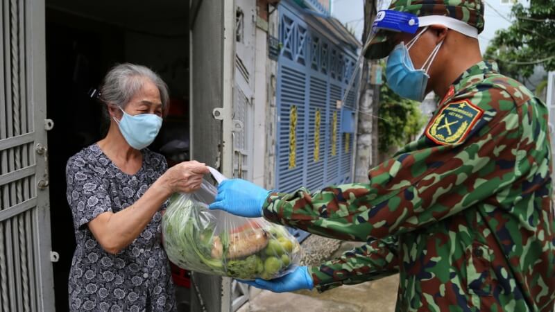 Người lính thăm hỏi gia đình neo đơn.