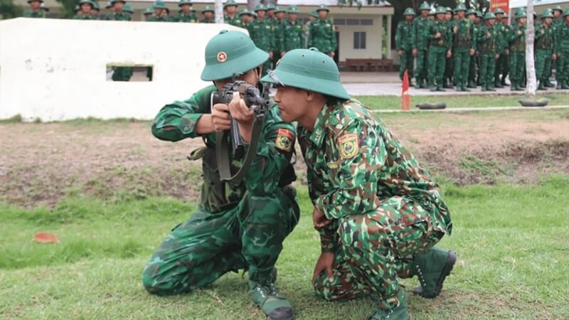 Bộ đội duyệt đội hình dưới nắng sớm.