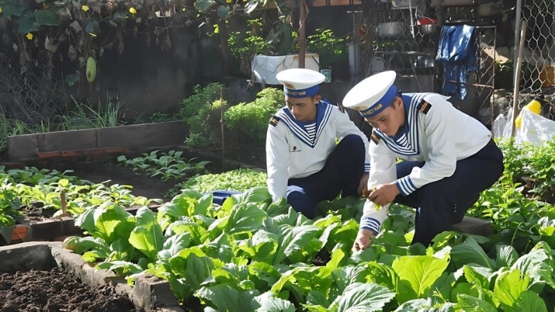 Bộ đội chăm sóc cây xanh trong doanh trại.