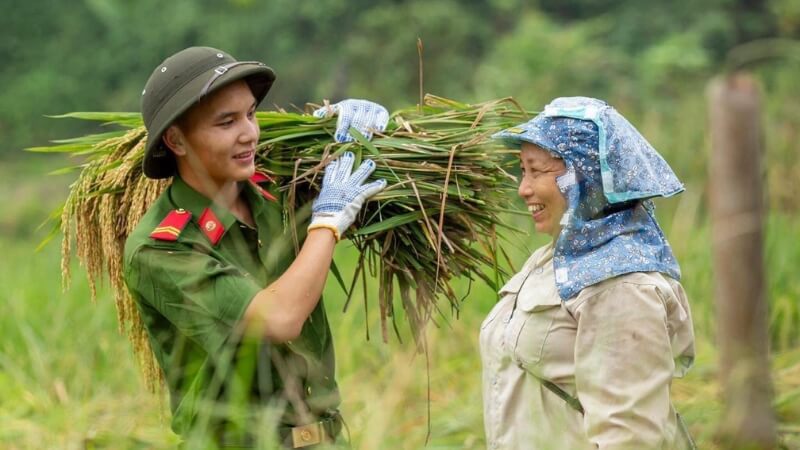 Chiến sĩ góp phần nâng cao đời sống tinh thần cộng đồng.