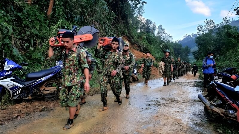 Bộ đội vận chuyển lương thực đến vùng lũ.