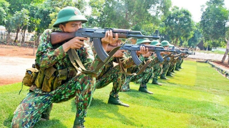 Hình ảnh người lính với cử chỉ kiên định.