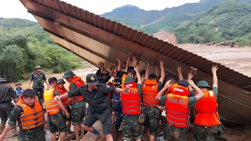 Người lính tham gia dọn bùn đất sau lũ.