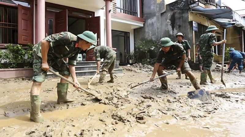 Bộ đội giúp dân phòng chống thiên tai