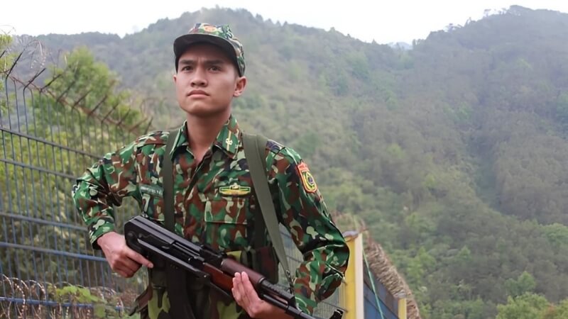 Người lính chăm chú trong buổi huấn luyện quân sự.