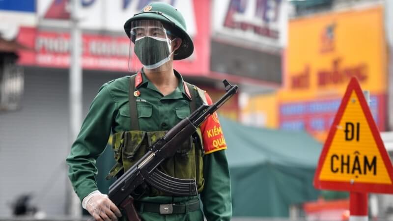 Bộ đội trong trang phục nghiêm túc, chuẩn bị huấn luyện