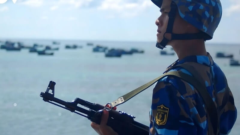 Chiến sĩ thực hiện nhiệm vụ giám sát biên giới.