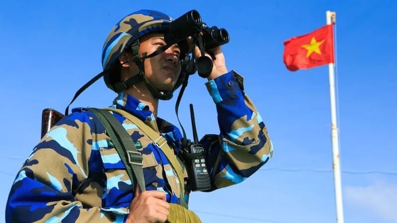 Người lính thực hiện tuần tra đường bờ biển.