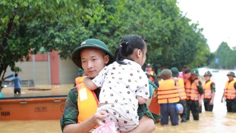 Khoảnh khắc chiến sĩ cứu người bị lũ cuốn.