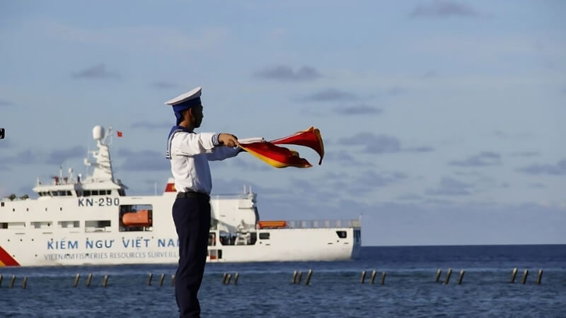 Bộ đội trong tư thế nghiêm trang, chuẩn làm hình nền