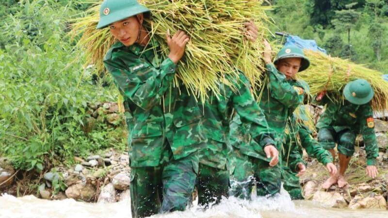 Người lính đồng hành cùng các hoạt động xã hội.