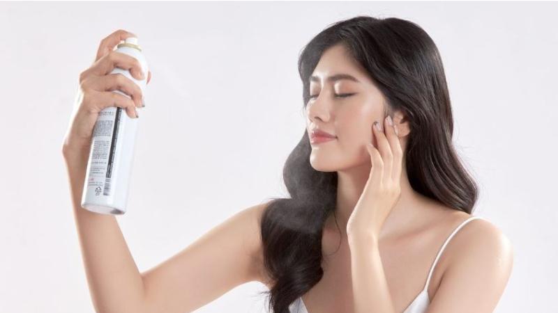 Xịt khoáng cố định lớp trang điểm