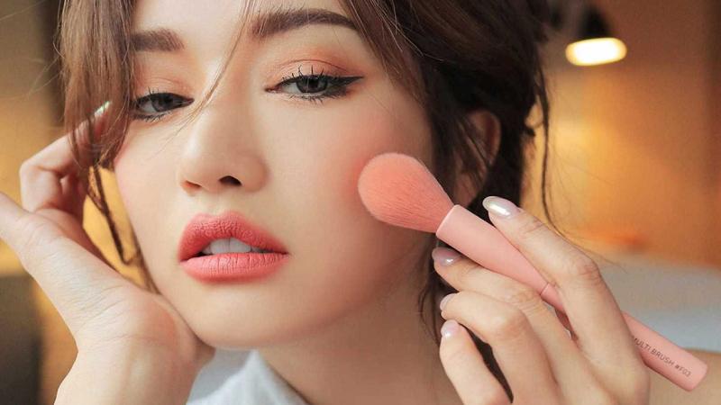 Cách dặm lại lớp trang điểm khi có ít thời gian