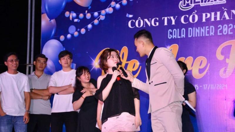 Trò chơi gala dinner hứng bóng bằng đầu