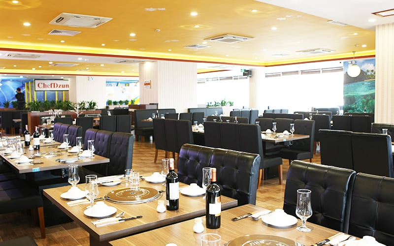 Chef Dzung nổi bật với hải sản tươi sống và món nướng.