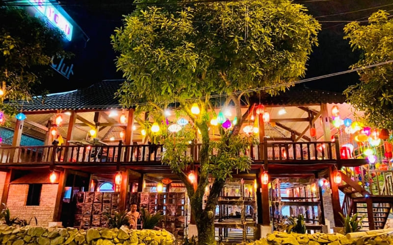 Lương Sơn Quán phục vụ hơn 100 món Việt đặc sắc.