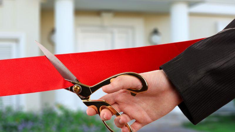 Có cần xem giờ khai trương không?