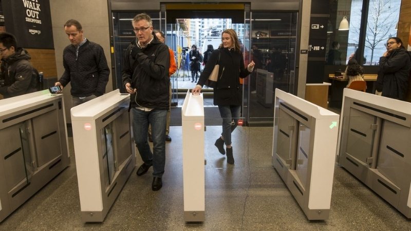 Bạn nên giữ nụ cười tươi tắn và thái độ hòa nhã Bạn nên giữ nụ cười tươi tắn và thái độ hòa nhã