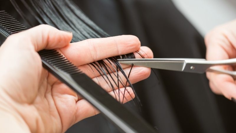 Nên kiêng cắt tóc vào các ngày lễ, mùng 1 và Rằm Âm lịch để tránh hao hụt vận may