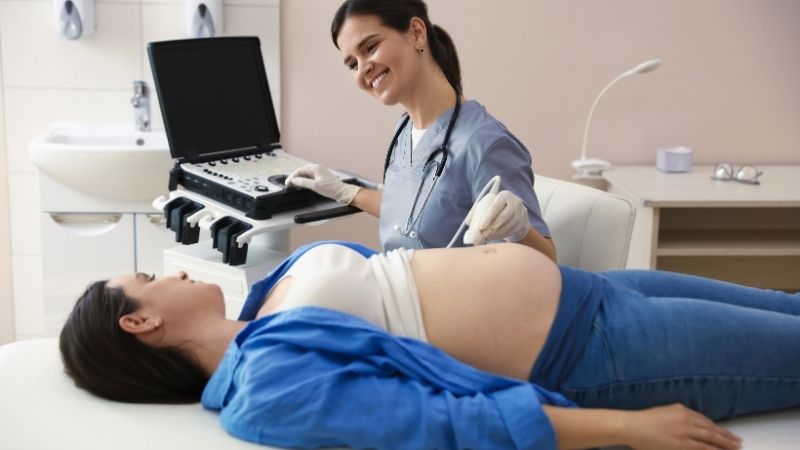 Mẹ bầu thường biết mình bị dư ối thông qua siêu âm thai định kỳ